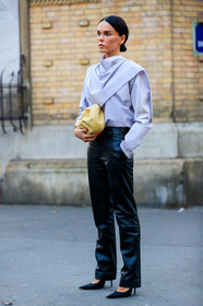 beige bag, black shoes, evangelie smyrniotaki, grey shirt, high heels, leather bag, leather pants, leather shoes, trousers, PARIS, PFW, street style, jonathan paciullo, FW, frenchystyle, fashion week, AUTUMN WINTER 2019-2020, AW 19-20, FALL WINTER 2019-2020, FW 19-20, vertical, full length
