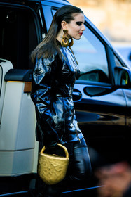 pants dress, zipped dress, schiaparelli, smoky eyes, golden earrings, big earrings, lock handbag, golden bag, black boots, fashion week, frenchystyle, FW, jonathan paciullo, street style, PARIS, PFW, SPRING SUMMER 2022, SS 22, atmosphere details, detail, vertical, julia fox