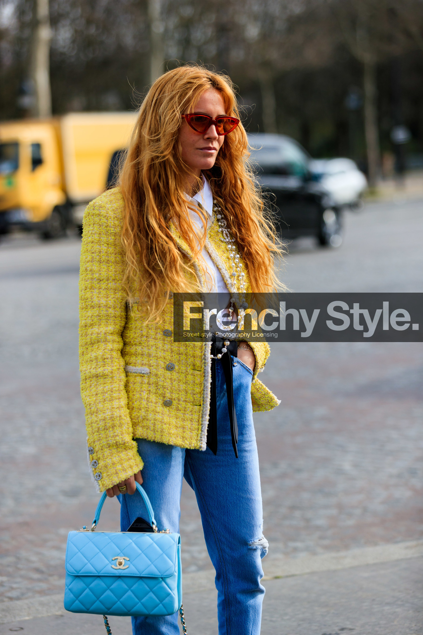 blanca miro scrimieri, light blue leather bag, light blue jeans, yellow jacket, tweed jacket, quilted bag, hand bag, chanel bag, chanel jacket, chanel necklace, long necklace, pearl necklace, logo necklace, strassed necklace, multi necklace, white shirt, futurist shape sunglasses, smoked sunglasses, used jeans, denim, fashion week, frenchystyle, FW, jonathan paciullo, street style, PFW, PARIS, vertical, atmosphere details, detail