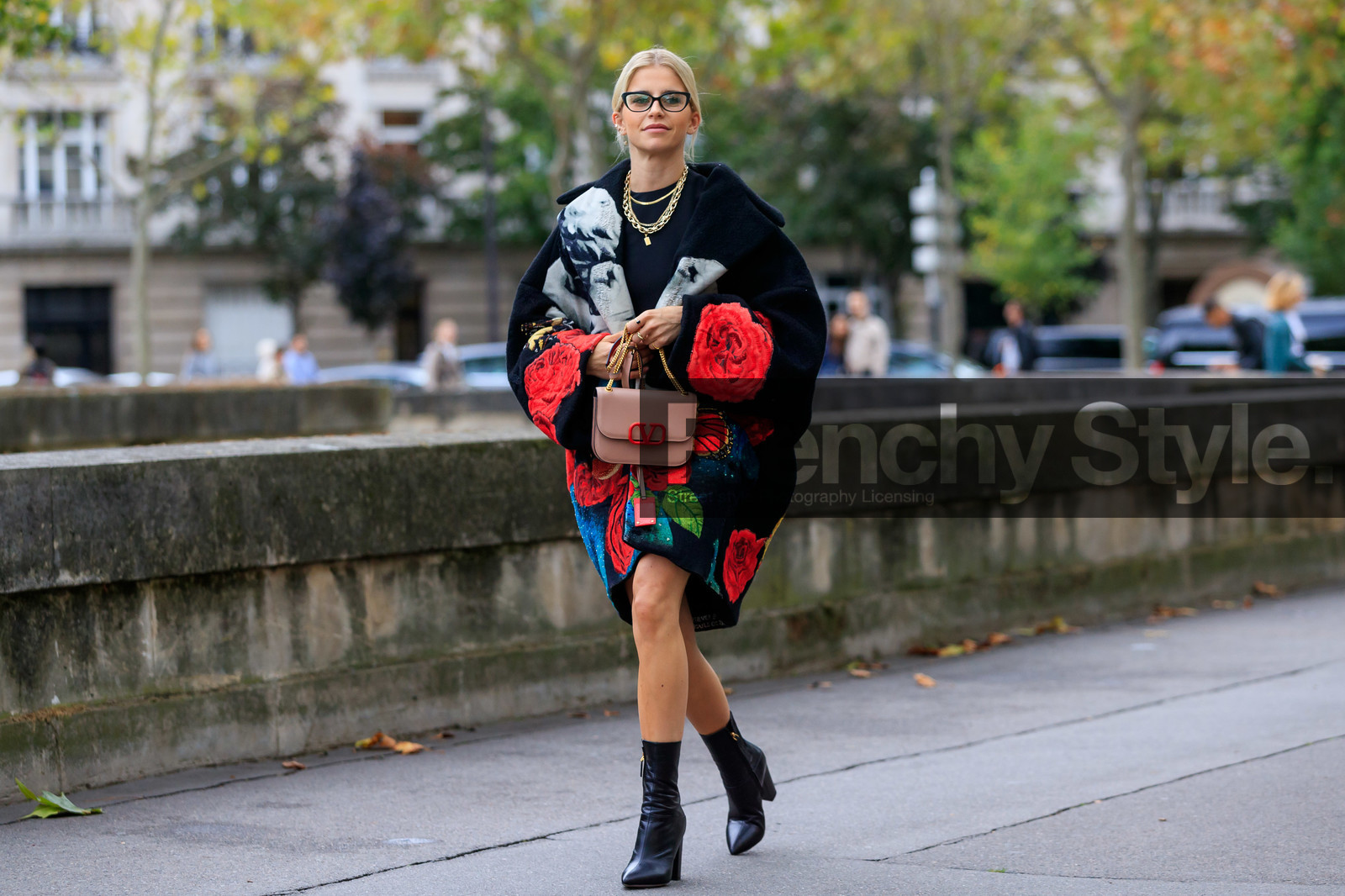 tamu mcpherson, valentino bag, black coat, black glasses, butterfly sunglasses, floral printed coat, red coat, strassed coat, embroidered coat, multi necklace, golden necklace, chain necklace, light pink leather bag, valentino look, valentino coat, PARIS, PFW, SPRING SUMMER 2020, SS 20, fashion week, frenchystyle, FW, jonathan paciullo, street style, horizontal, atmosphere details, full length