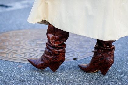 brown boots, high boots, high heels, leather shoes, printed shoes, white coat, street style, jonathan paciullo, FW, frenchystyle, fashion week, NYFW, NEW YORK, AUTUMN WINTER 2018-2019, AW 18-19, FALL WINTER 2018-2019, FW 18-19, atmosphere details, horizontal, detail, kim cam, kim jones