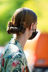 hair details, close up detail, back details, covid face mask, rianne van rompaey, fashion week, frenchystyle, FW, jonathan paciullo, street style, MFW, MILAN, SPRING SUMMER 2021, SS 21, vertical, detail, model