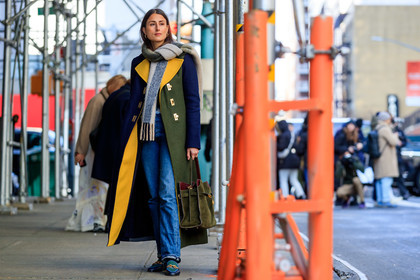 julia haghjoo, navy blue coat, yellow coat, kaki coat, grey scarf, white scarf, fringe scarf, woolen scarf, tory burch bag, tory burch coat, blue jeans, kaki bag, suede bag, celine shoes, navy blue leather shoes, leather loafers, golden buckle shoes, fashion week, frenchystyle, FW, jonathan paciullo, street style, NYFW, NEW YORK, AUTUMN WINTER 2020-2021, FALL WINTER 2020-2021, FW 20-21, horizontal, atmosphere details, full length