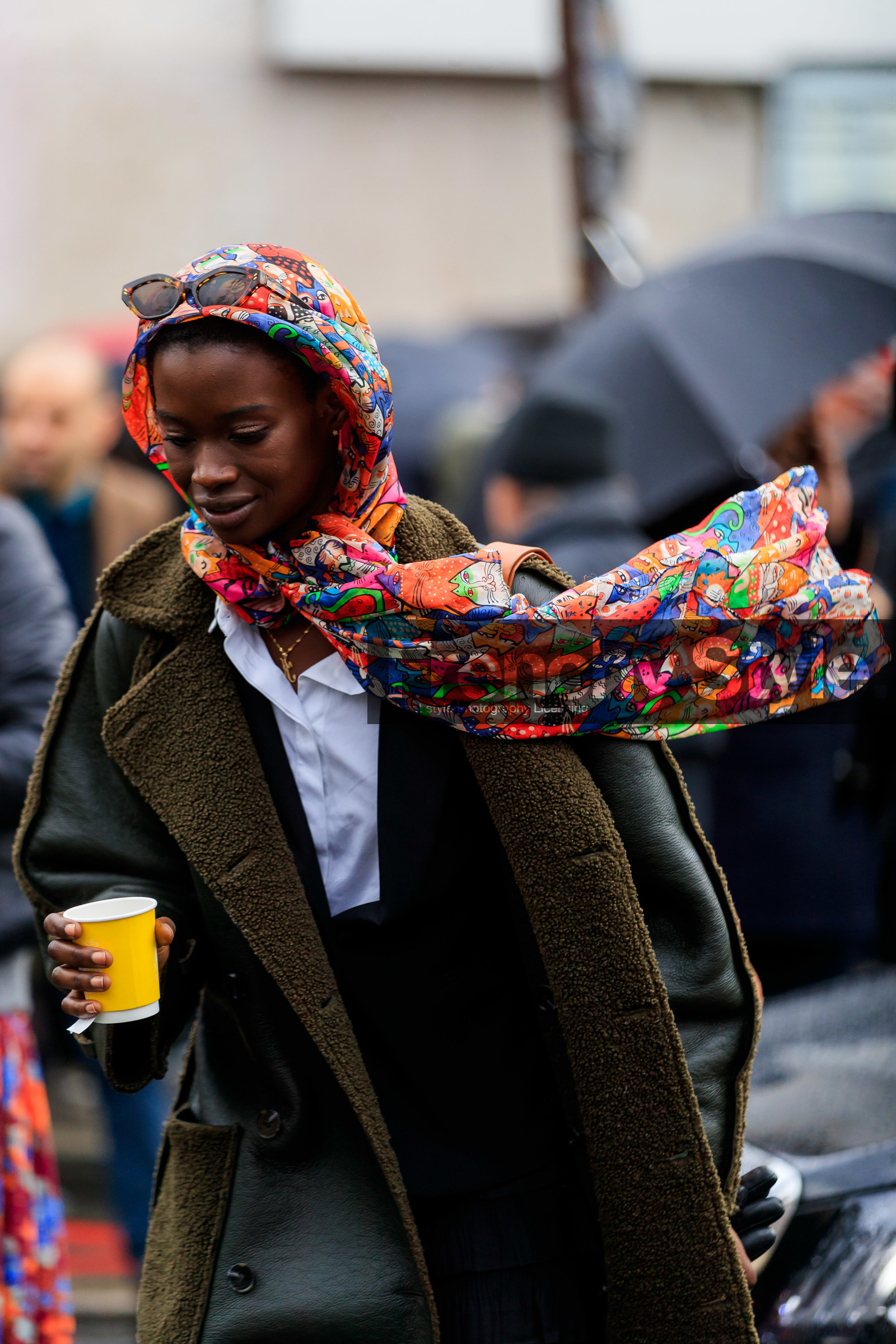 model, green leather coat, fur coat, multicolor scarf, animal printed scarf, hair scarf, pink scarf, orange scarf, green scarf, fashion week, frenchystyle, FW, jonathan paciullo, street style, PFW, PARIS, vertical, atmosphere details, detail