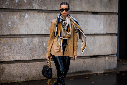 bag, beige jacket, beige scarf, black pants, black sunglasses, bottega veneta bag, chain gold, jacket, Julia Comil, leather jacket, leather pants, pants, printed scarf, quilted bag, scarf, silk scarf, sunglasses, fashion week, frenchystyle, FW, jonathan paciullo, street style, PFW, PARIS, SPRING SUMMER 2022, SS 22, horizontal, atmosphere details