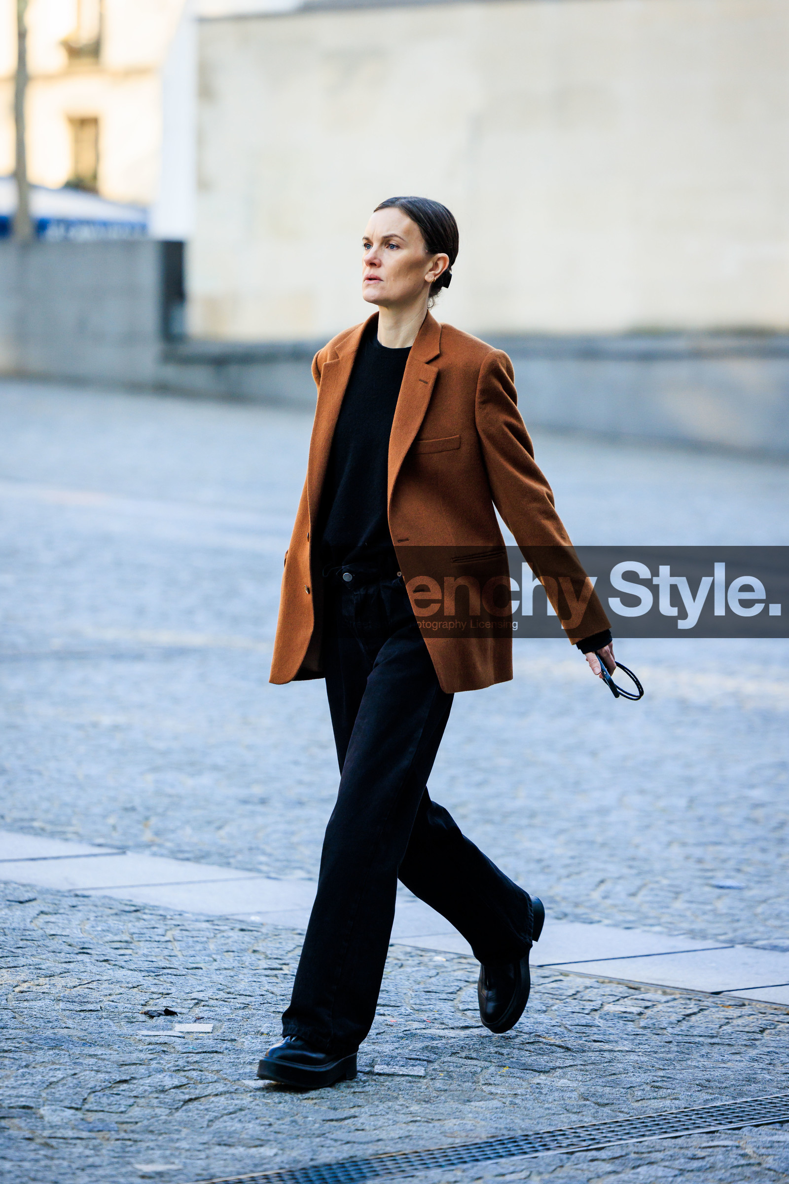 minimal look, brown blazer, black top, nude make up, black trousers, black boots, jo ellison, street style, jonathan paciullo, FW, frenchystyle, fashion week, AUTUMN WINTER 2022-2023, FALL WINTER 2022_2023, FW 22-23, PFW, PARIS, full length, vertical