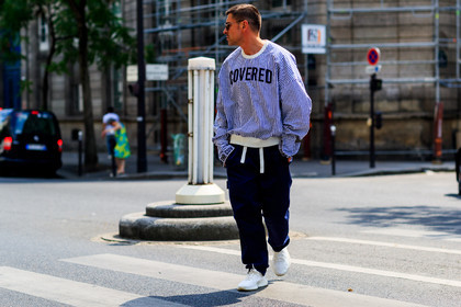 atmosphere details, blue top, detail, fashion week, frenchystyle, FW, graphic top, horizontal, jonathan paciullo, leather shoes, MENSWEAR, message, navy pants, PARIS, PFW, printed top, SPRING SUMMER 2018, SS 18, street style, striped top, stripes, sunglasses, trousers, white sneakers