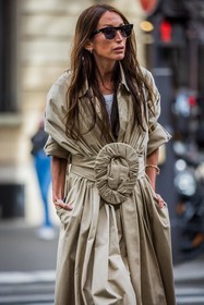 beige coat, belt, Chloé Harrouche, coat, loewe look, oversize belt, ray ban, statement coat, sunglasses, street style, jonathan paciullo, FW, frenchystyle, fashion week, PFW, PARIS, SPRING SUMMER 2022, SS 22, vertical, atmosphere details
