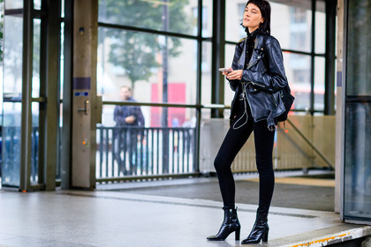 atmosphere details, black bag, black bandana, black belt, black boots, black denim, black pants, black shirt, denim pants, detail, fashion week, frenchystyle, FW, high heels, horizontal, jeans, jonathan paciullo, leather backpack, leather belt, leather shoes, LFW, LONDON, model, SPRING SUMMER 2017, SS 17, street style, tone on tone, total look black, trousers, woman