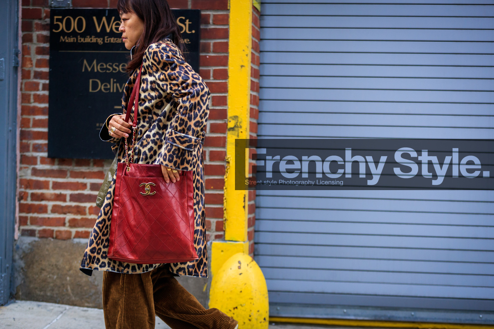 animal print, brown coat, brown pants, chanel handbag, corduroy, graphic jacket, leather bag, leopard print, printed jacket, red bag, trousers, street style, jonathan paciullo, FW, frenchystyle, fashion week, NYFW, NEW YORK, AUTUMN WINTER 2018-2019, AW 18-19, FALL WINTER 2018-2019, FW 18-19, atmosphere details, horizontal, detail