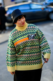 black hat, bucket hat, graphic sweater, prada, printed sweater, yellow knit, fashion week, frenchystyle, FW, jonathan paciullo, street style, PFW, PARIS, AUTUMN WINTER 2019-2020, AW 19-20, FALL WINTER 2019-2020, FW 19-20, vertical, atmosphere details, detail