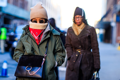 atmosphere details, AUTUMN WINTER 2016-2017, AW 16-17, black bag, brown beanie, chloe, detail, fashion week, frenchystyle, fur scarf, FW, FW 16-17, horizontal, jonathan paciullo, kaki coat, kaki jacket, leather bag, NEW YORK, NYFW, parka, ray ban, red bandana, red scarf, street style, sunglasses, woman