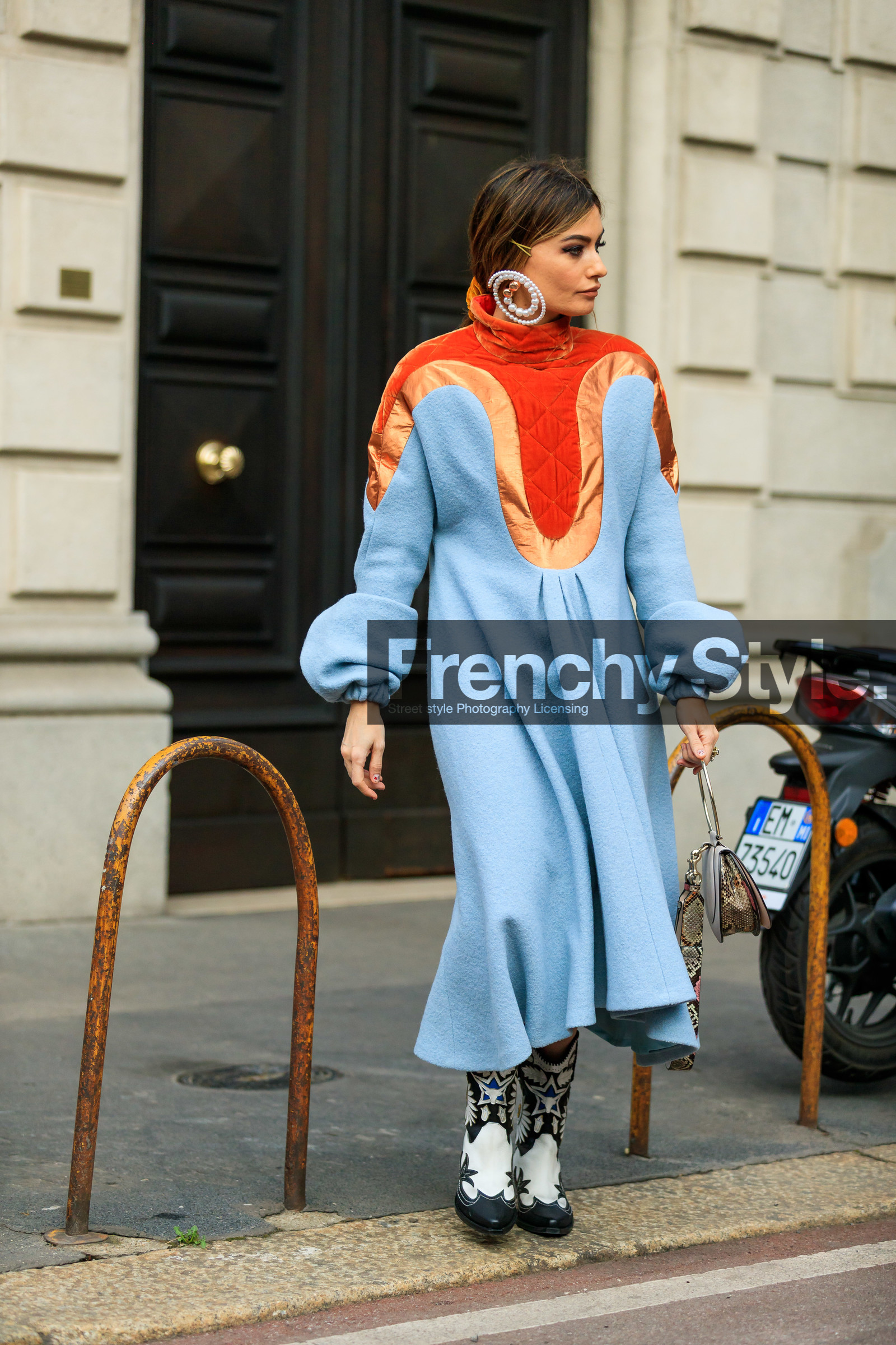 black and white shoes, blue dress, cowboy boots, earrings, graphic dress, leather bag, leather shoes, pearls, printed dress, white bag, MILAN, MFW, fashion week, frenchystyle, FW, jonathan paciullo, street style, AUTUMN WINTER 2019-2020, AW 19-20, FALL WINTER 2019-2020, FW 19-20, vertical, full length