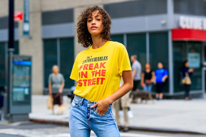 blue denim, denim pants, graphic top, jeans, printed t shirt, trousers, yellow t shirt, model, fashion week, frenchystyle, FW, jonathan paciullo, street style, NYFW, NEW YORK, SPRING SUMMER 2019, SS 19, atmosphere details, horizontal, detail