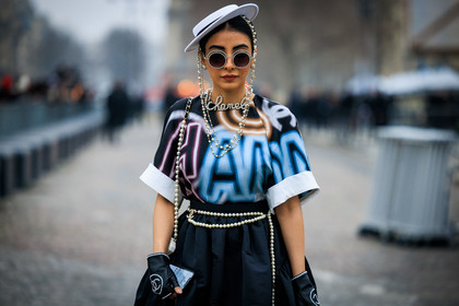chanel gloves, black gloves, chanel, multicolor tshirt, chanel top, logo top, black sunglasses, rounded glasses, chanel choker, chanel necklaces, pearl head accesorie, white hat, chanel hat, pearl belt, chanel belt, logo belt, black skirt, fashion week, frenchystyle, FW, jonathan paciullo, street style, PARIS, PFW, SPRING SUMMER 2022, SS 22, atmosphere details, detail, horizontal