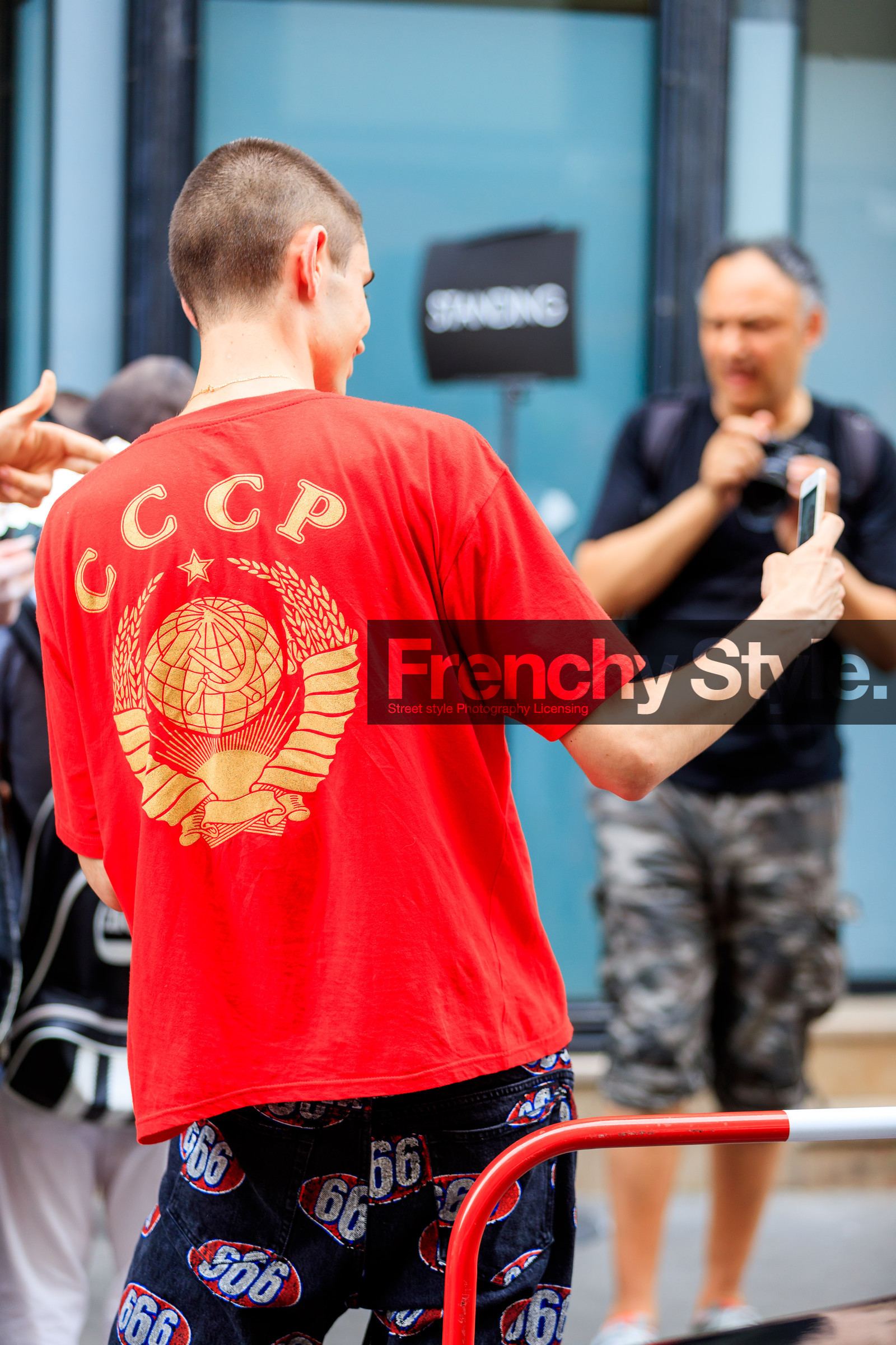 atmosphere details, back detail, black denim, denim pants, detail, fashion week, frenchystyle, FW, jeans, jonathan paciullo, MENSWEAR, PARIS, PFW, printed pants, printed t shirt, red t shirt, SPRING SUMMER 2018, SS 18, street style, supreme, vertical