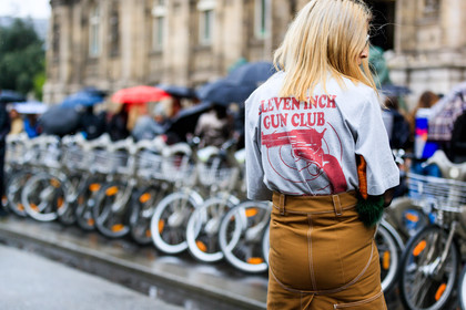 atmosphere details, AUTUMN WINTER 2017-2018, AW 17-18, back detail, brown skirt, carhartt, detail, FALL WINTER 2017-2018, fashion week, frenchystyle, fur bag, FW, FW 17-18, green fur, grey t shirt, horizontal, jonathan paciullo, leather bag, orange bag, PARIS, PFW, printed t shirt, street style