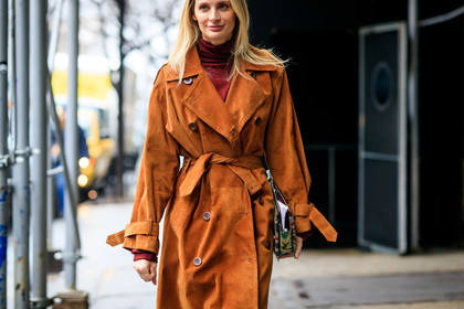 Lauren Santo Domingo, camel trenchcoat, suede trenchcoat, burgundy top, burgundy pullover, turtleneck top, turtleneck pullover, belted trench coat, animal skin clutch, green clutch, fashion week, frenchystyle, FW, jonathan paciullo, street style, NYFW, NEW YORK, AUTUMN WINTER 2020-2021, FALL WINTER 2020-2021, FW 20-21, horizontal, atmosphere details, detail