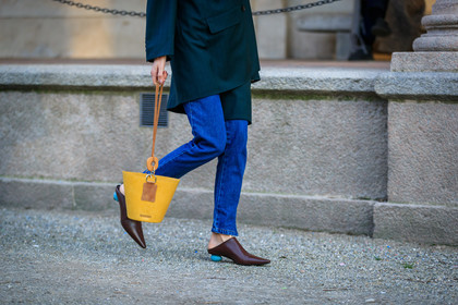 black jacket, blue denim, brown shoes, denim pants, high heels, jacquemus, jeans, leather bag, leather shoes, trousers, yellow bag, fashion week, frenchystyle, FW, jonathan paciullo, street style, MFW, MILAN, AUTUMN WINTER 2018-2019, FALL WINTER 2018-2019, FW 18-19, horizontal, atmosphere details, linda tol
