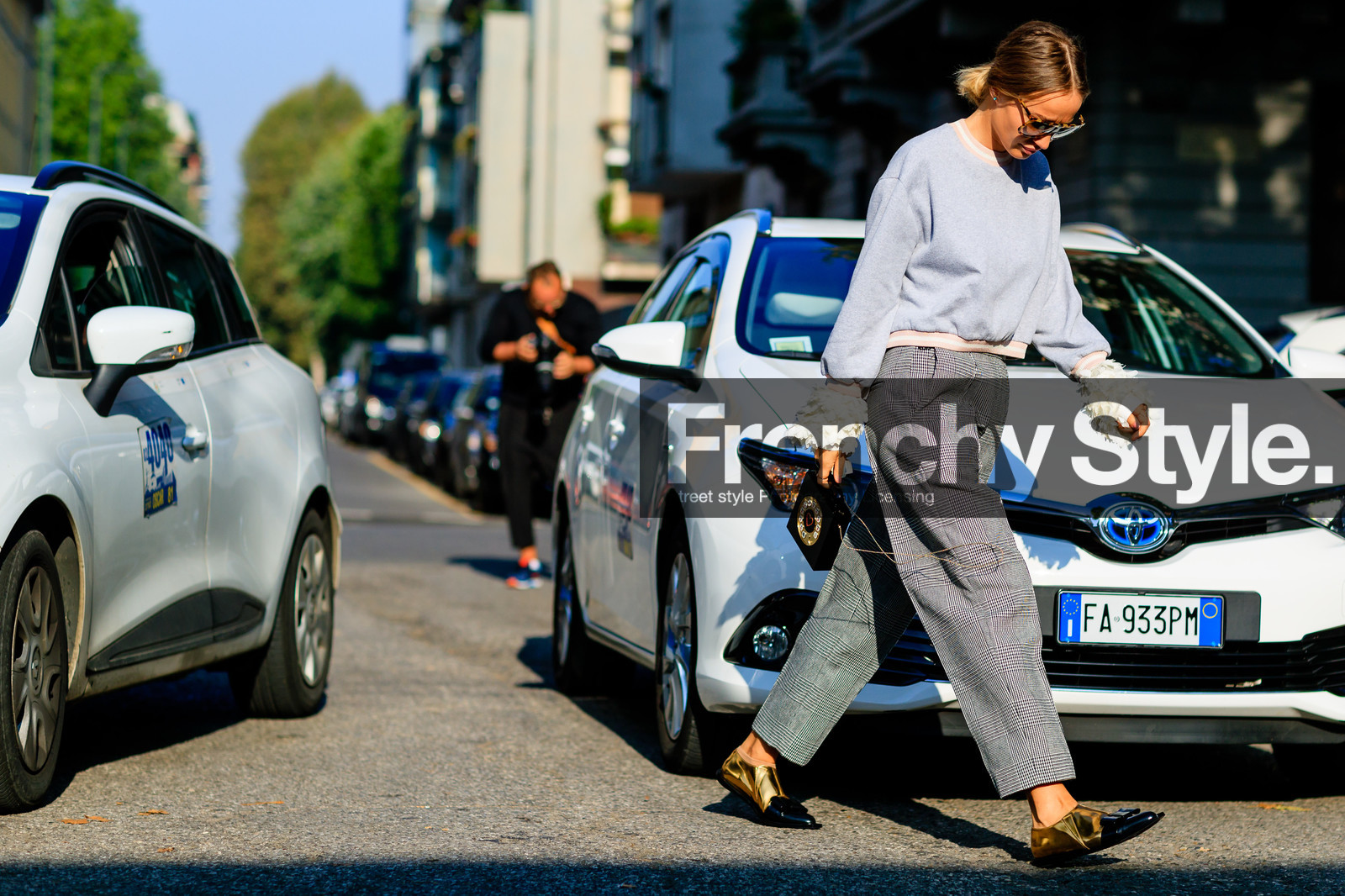 atmosphere details, black bag, fashion week, frenchystyle, full length, FW, golden derbies, golden shoes, grey pants, grey sweater, horizontal, jonathan paciullo, leather shoes, MFW, MILAN, printed bag, SPRING SUMMER 2017, SS 17, street style, sunglasses, trousers