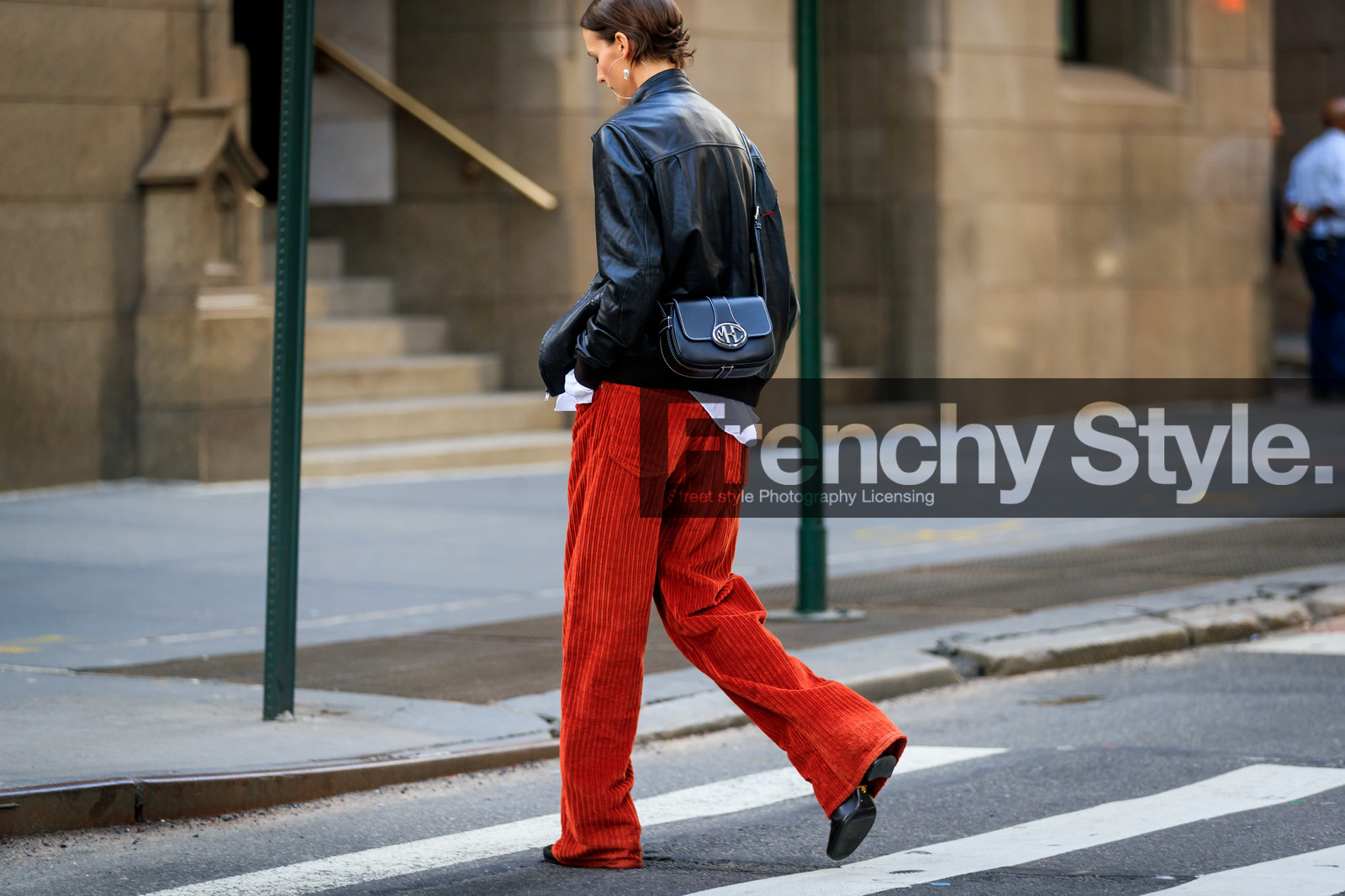 model, sara blomqvist, black leather jacket, black leather perfecto, white shirt, red pants, velvet pants, corduroy pants, loose pants, flare pants, crossbody bag, black leather bag, back details, big earrings, round shape earrings, silvered earrings, pearl earrings, hoop earrings, michael kors bag, fashion week, frenchystyle, FW, jonathan paciullo, street style, NYFW, NEW YORK, AUTUMN WINTER 2020-2021, FALL WINTER 2020-2021, FW 20-21, horizontal, atmosphere details, detail
