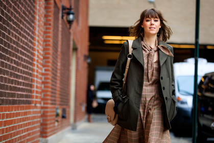 beige bag, checked, checked dress, graphic dress, green jacket, leather bag, pink dress, plaid, pleats, printed dress, tartan, street style, jonathan paciullo, FW, frenchystyle, fashion week, NYFW, NEW YORK, AUTUMN WINTER 2018-2019, AW 18-19, FALL WINTER 2018-2019, FW 18-19, atmosphere details, horizontal, detail, jenny cipoletti