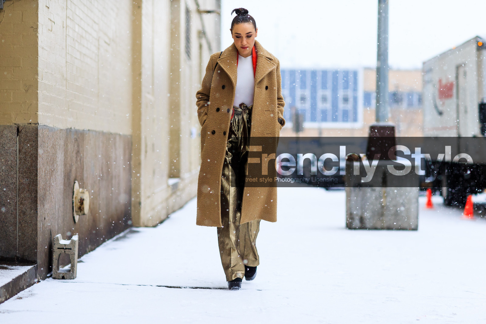 atmosphere details, AUTUMN WINTER 2016-2017, AW 16-17, beige, beige coat, bronze, fashion week, frenchystyle, full length, FW, FW 16-17, gold pants, horizontal, jonathan paciullo, metallic, NEW YORK, NYFW, overcoat, shiny pants, street style, trousers, white, white knit, wide pants, woman