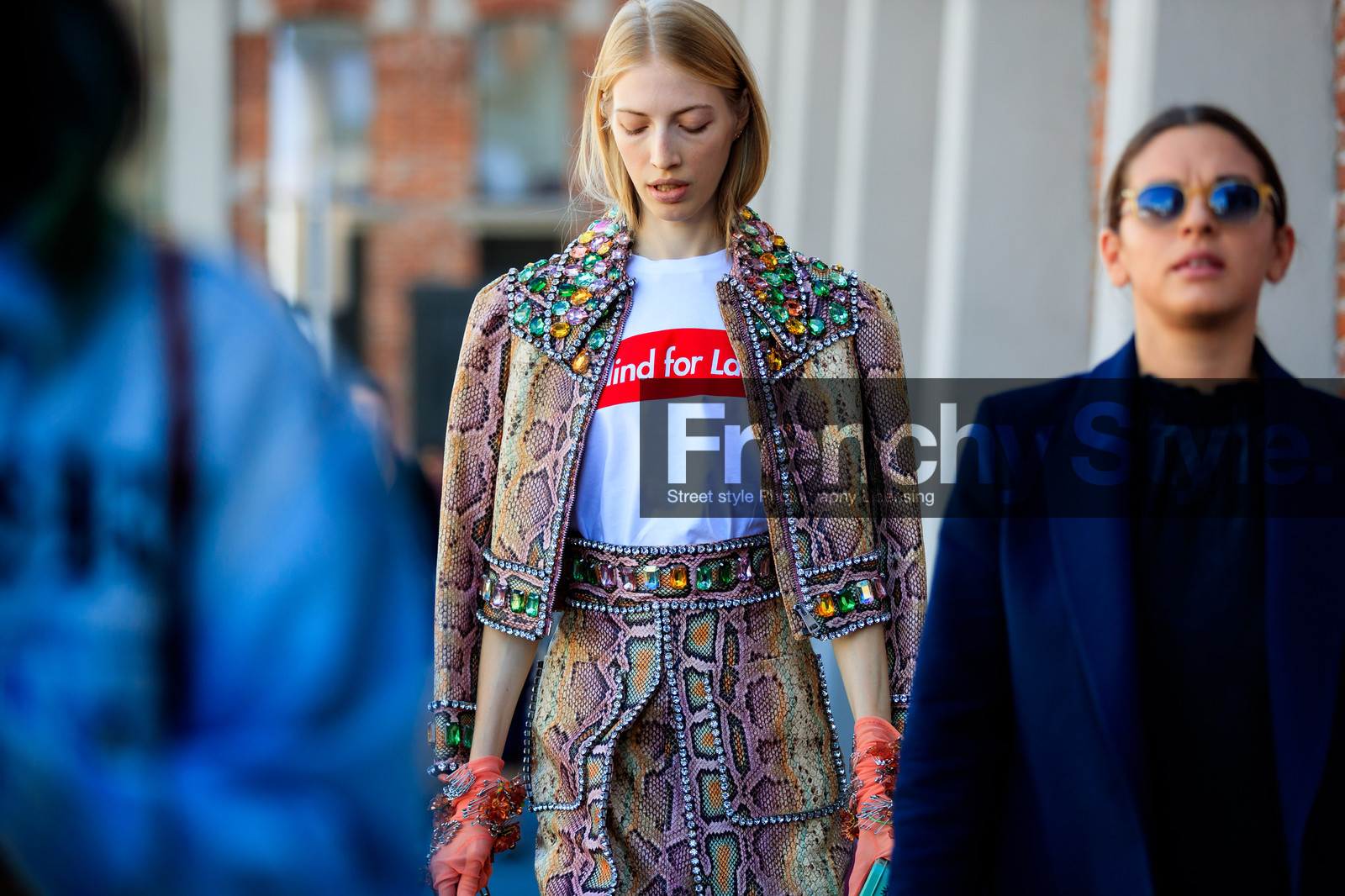 animal print, atmosphere details, detail, fashion week, frenchystyle, FW, glitter, gloves, graphic jacket, graphic skirt, gucci, horizontal, jonathan paciullo, leather jacket, leather ki, MFW, MILAN, over the shoulder, printed jacket, printed skirt, printed t shirt, sequined jacket, snake print, SPRING SUMMER 2018, SS 18, street style, white t shirt