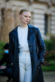 model, white jumper, cropped jumper, leather trench, white jeans, fendi bag, vintage bag, black boots, fashion week, frenchystyle, FW, jonathan paciullo, street style, PARIS, PFW, SPRING SUMMER 2022, SS 22, atmosphere details, detail, vertical