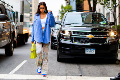 adidas, beige pants, blue shirt, blue sneakers, crop top, floral, flowers, graphic pants, leather bag, leather shoes, printed pants, sunglasses, trousers, white top, yellow bag, fashion week, frenchystyle, FW, jonathan paciullo, street style, NYFW, NEW YORK, SPRING SUMMER 2019, SS 19, atmosphere details, horizontal, full length