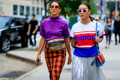 beige bag, blue bag, burberry, checked, fanny pack, gingham, graphic bag, graphic skirt, graphic sweater, isabel marant, leather bag, orange skirt, plaid, pleated skirt, printed bag, printed skirt, printed sweater, purple sweater, red bag, shiny skirt, silver skirt, sunglasses, tartan, white sweater, fashion week, frenchystyle, FW, jonathan paciullo, street style, NYFW, NEW YORK, SPRING SUMMER 2019, SS 19, atmosphere details, horizontal, detail