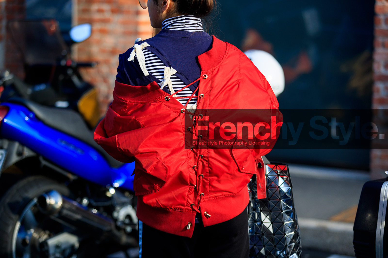 atmosphere details, AUTUMN WINTER 2017-2018, AW 17-18, back detail, black pants, blue sweater, bomber jacket, detail, FALL WINTER 2017-2018, fashion week, frenchystyle, FW, FW 17-18, geometric, graphic bag, horizontal, issey miyake, jonathan paciullo, leather bag, MFW, MILAN, red jacket, silver bag, street style, trousers