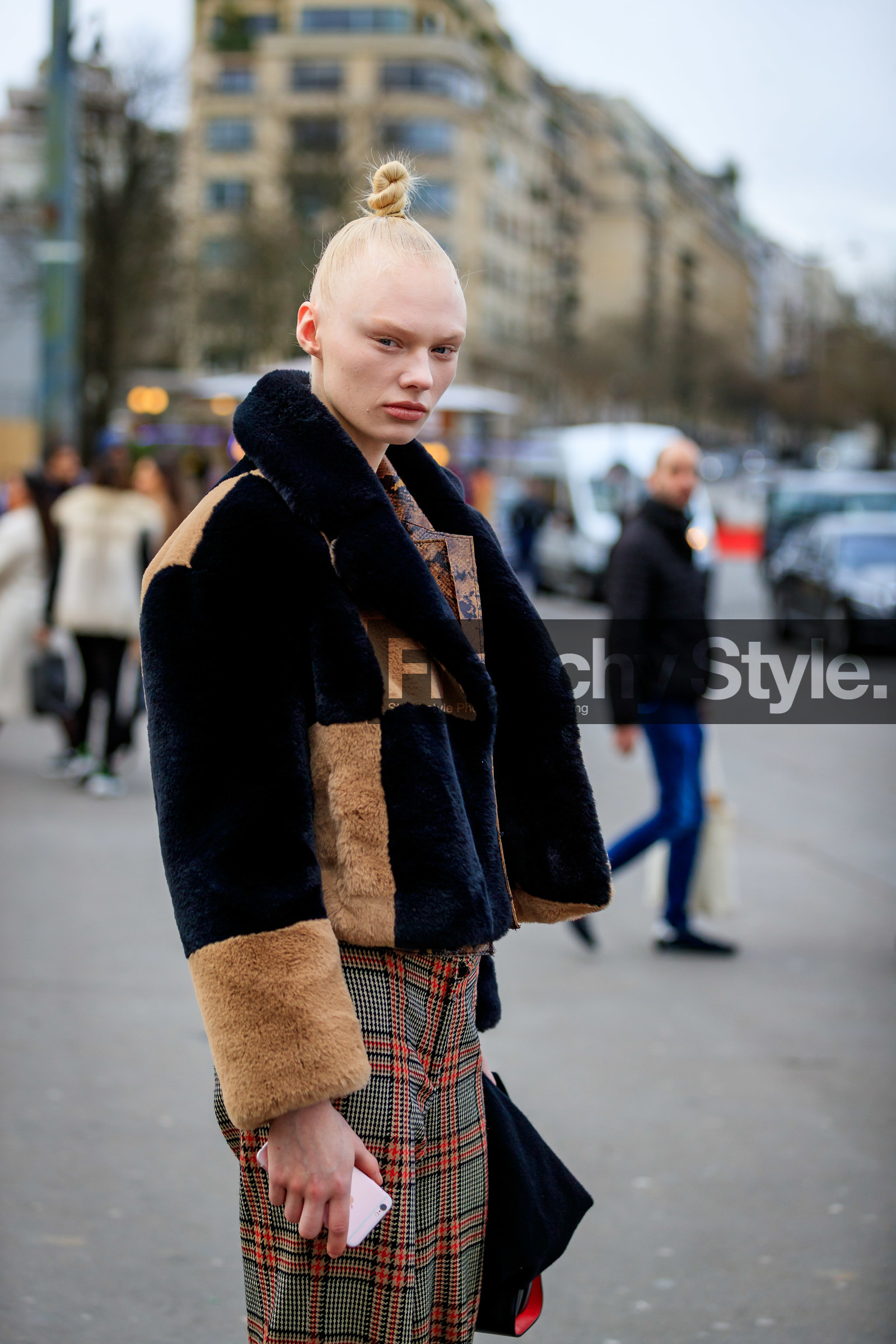 model, fur coat, checked coat, black coat, camel coat, bicolor coat, cropped coat, checked pants, beige pants, red pants, plaid pants, brown shirt, brown leather shirt, animal skin shirt, fashion week, frenchystyle, FW, jonathan paciullo, street style, PFW, PARIS, AUTUMN WINTER 2020-2021, FALL WINTER 2020-2021, FW 20-21, vertical, atmosphere details, detail