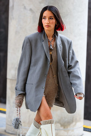 grey jacket, knitwear, knit top, knit shorts, knit bag, beige cardigan, beige shorts, mini shorts, round shape bag, hand bag, high boots, white leather boots, kitten heels boots, silvered necklace, chain necklace, big chain necklace, oversize jacket, alexandra guerain, fashion week, frenchystyle, FW, jonathan paciullo, street style, PFW, PARIS, SPRING SUMMER 2022, SS 22, vertical, atmosphere details, detail