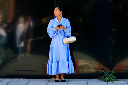 light blue dress, ruffle dress, long sleeves dress, white leather bag, animal skin bag, square shape bag, hand bag, long dress, balloon sleeves, hoop earrings, pearl earrings, pearls earring, rolex watch, silver and golden watch, fashion week, frenchystyle, FW, jonathan paciullo, street style, atmosphere details, horizontal, full length