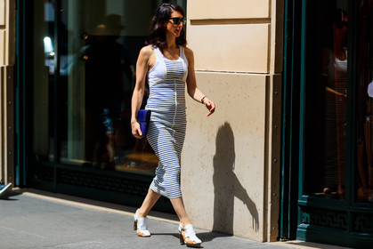 blue bag, graphic dress, high heels, leather bag, leather shoes, printed dress, striped dress, sunglasses, white dress, white shoes, fashion week, frenchystyle, FW, jonathan paciullo, street style, PFW, PARIS, atmosphere details, horizontal, full length, AUTUMN WINTER 2018-2019, FALL WINTER 2018-2019, FW 18-19