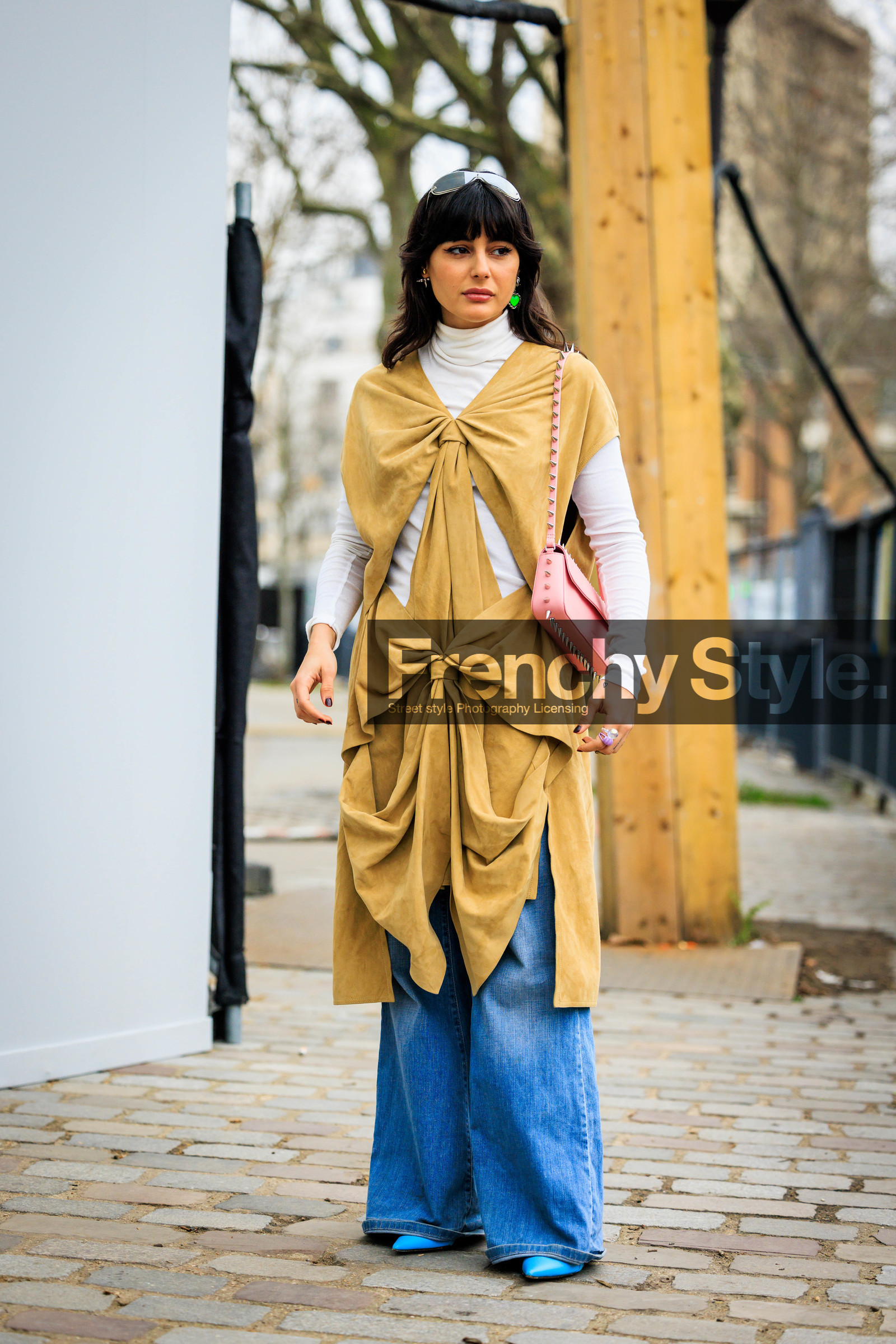 pink handbag, studded handbag, green earrings, sunglasses, cut out dress, assymetric dress, knotted dress, beige dress, turtleneck top, white top, flared jeans, blue shoes, blue heels, fashion week, frenchystyle, FW, jonathan paciullo, street style, PFW, PARIS, menswear, FALL WINTER 2022-2023, AUTUMN WINTER 2022-2023, FW 22-23, full length, vertical