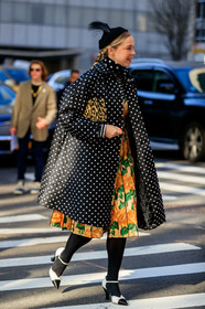 chloe king, black coat, black trench coat, black tights, black hat, polka dots trenchcoat, polka dots coat, white coat, white trench coat, white leather shoes, black leather shoes, bicolor coat, bicolor trench coat, bicolor shoes, yellow dress, orange dress, pleated dress, long dress, floral printed dress, green dress, leopard printed clutch, velvet clutch, feather details, polka dots scarf, woolen hat, fashion week, frenchystyle, FW, jonathan paciullo, street style, NYFW, NEW YORK, AUTUMN WINTER 2020-2021, FALL WINTER 2020-2021, FW 20-21, vertical, full length