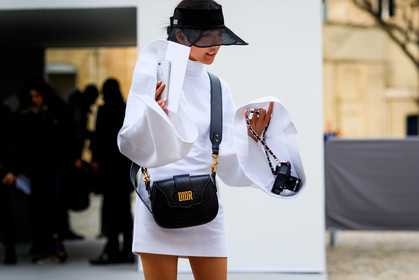 atmosphere details, AUTUMN WINTER 2017-2018, AW 17-18, black bag, black hat, christian dior, detail, FALL WINTER 2017-2018, fashion week, frenchystyle, FW, FW 17-18, horizontal, jonathan paciullo, leather bag, oversize, PARIS, PFW, street style, white dress, yoyo cao