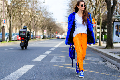 atmosphere details, AUTUMN WINTER 2017-2018, AW 17-18, blue bag, blue fur coat, blue sneakers, FALL WINTER 2017-2018, fashion week, frenchystyle, full length, fur bag, Fur coat, FW, FW 17-18, horizontal, jonathan paciullo, leather bag, leather shoes, orange pant, PARIS, PFW, ray ban, street style, sunglasses, trousers, vans, white t shirt, zip