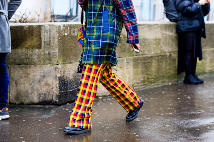 atmosphere details, AUTUMN WINTER 2017-2018, AW 17-18, black bag, black shoes, blue jacket, checked jacket, checked pants, detail, FALL WINTER 2017-2018, fashion week, frenchystyle, FW, FW 17-18, graphic jacket, graphic pants, graphic shirt, green jacket, horizontal, jonathan paciullo, leather shoes, multicolor bag, PARIS, PFW, plaid, printed jacket, printed pants, street style, tartan, trousers, yellow pants: