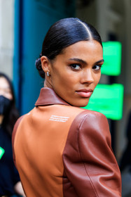 close up detail, back details, make up, make up details, hair details, brown leather jacket, camel leather jacket, off white jacket, tina kunakey, fashion week, frenchystyle, FW, jonathan paciullo, street style, PFW, PARIS, AUTUMN WINTER 2021-2022, FALL WINTER 2021-2022, FW 21-22, vertical, atmosphere details, detail