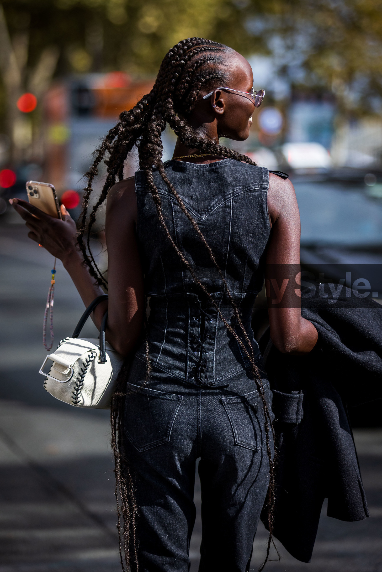 afro braid, back, back detail, bag, braid, corsert, denim, denim jumpsuit, grey denim, grey jean, grey jumpsuit, hairstyle, jumpsuit, Shanelle Nyasiase, white bag, street style, jonathan paciullo, FW, frenchystyle, fashion week, PFW, PARIS, SPRING SUMMER 2022, SS 22, vertical, atmosphere details