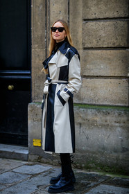 pernille teisbaek, beige leather trench coat, black leather trench coat, striped trenchcoat, belted trench coat, black sunglasses, futurist shape sunglasses, butterfly sunglasses, black pullover, black leather boots, chelsea boots, flat boots, turtleneck pullover, fashion week, frenchystyle, FW, jonathan paciullo, street style, PFW, PARIS, vertical, full length