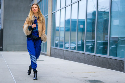 blazer, blue bag, blue jacket, blue pants, blue suit, graphic jacket, graphic pants, graphic suit, high heels, leather bag, leather shoes, printed jacket, printed pants, printed suit, red sweater, striped jacket, striped pants, striped suit, sunglasses, trousers, turtleneck sweater, white shoes, street style, jonathan paciullo, FW, frenchystyle, fashion week, NYFW, NEW YORK, AUTUMN WINTER 2018-2019, AW 18-19, FALL WINTER 2018-2019, FW 18-19, atmosphere details, horizontal, full length, laura maria wulff