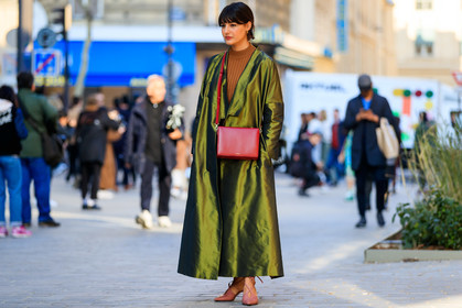 camel sweater, green coat, high heels, leather bag, leather shoes, maria bernad, pink shoes, red bag, PARIS, PFW, street style, jonathan paciullo, FW, frenchystyle, fashion week, AUTUMN WINTER 2019-2020, AW 19-20, FALL WINTER 2019-2020, FW 19-20, horizontal, atmosphere details, full length