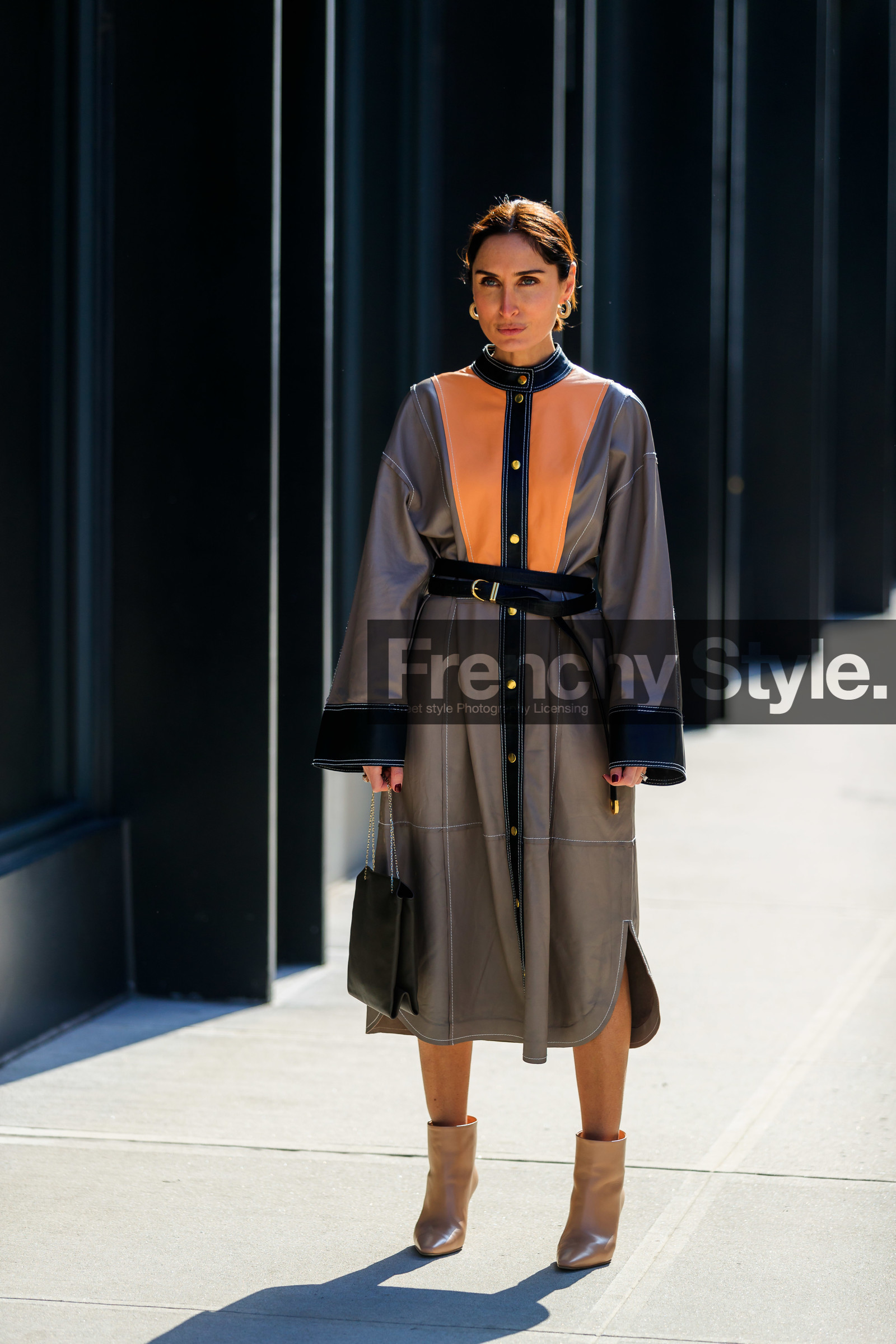 geraldine boublil, beige leather dress, brown leather dress, kaki leather dress, orange leather dress, camel leather dress, black leather dress, button dress, long sleeves dress, mid long dress, belted dress, kaki leather bag, golden chain strap bag, beige leather boots, low boots, high heels boots, black leather belt, animal skin belt, fashion week, frenchystyle, FW, jonathan paciullo, street style, NYFW, NEW YORK, AUTUMN WINTER 2020-2021, FALL WINTER 2020-2021, FW 20-21, vertical, full length