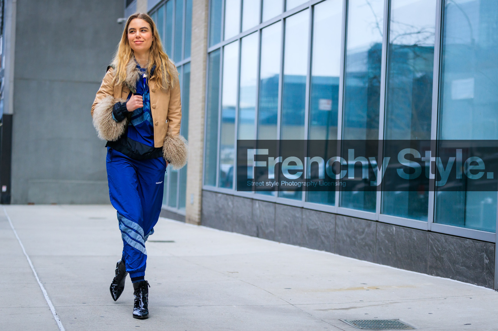 blazer, blue bag, blue jacket, blue pants, blue suit, graphic jacket, graphic pants, graphic suit, high heels, leather bag, leather shoes, printed jacket, printed pants, printed suit, red sweater, striped jacket, striped pants, striped suit, sunglasses, trousers, turtleneck sweater, white shoes, street style, jonathan paciullo, FW, frenchystyle, fashion week, NYFW, NEW YORK, AUTUMN WINTER 2018-2019, AW 18-19, FALL WINTER 2018-2019, FW 18-19, atmosphere details, horizontal, full length, laura maria wulff