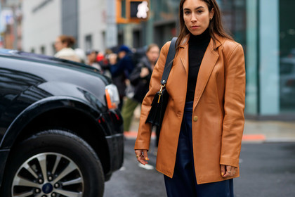 lauren caruso, camel leather jacket, navy blue leather pants, black pullover, turtleneck pullover, fashion week, frenchystyle, FW, jonathan paciullo, street style, NYFW, NEW YORK, AUTUMN WINTER 2020-2021, FALL WINTER 2020-2021, FW 20-21, horizontal, atmosphere details, detail