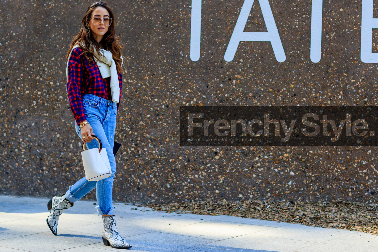 animal print, beige boots, beige sweater, blue denim, checked, denim pants, graphic shirt, jeans, leather bag, leather shoes, plaid, printed shirt, red shirt, snake print, sunglasses, tamara kalinic, trousers, white bag, fashion week, frenchystyle, FW, jonathan paciullo, street style, LFW, LONDON, SPRING SUMMER 2019, SS 19, atmosphere details, horizontal, full length